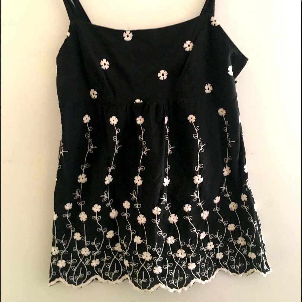 Women’s black and white mini flowers top